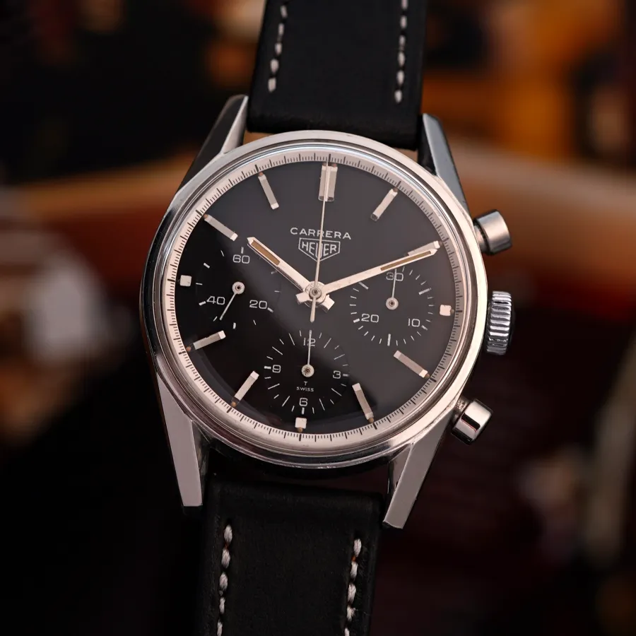 Heuer Carrera 2447 N Silver Print - Handaufzugs-Carrera mit schwarzem Zifferblatt aus den 1960er Jahren