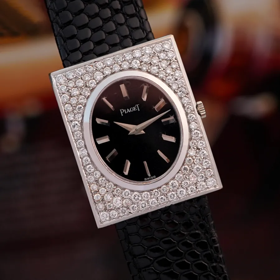 Piaget Dresswatch 918 White Gold - Diamonds - 32 x 25 mm white gold case with a diamond bezel
