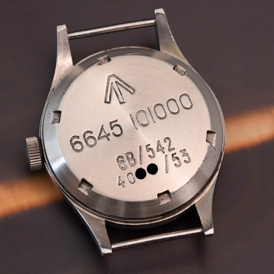 Omega British Military RAF 2777-1 SC - Thin Arrow Tritium - militärische Gravuren auf dem Boden