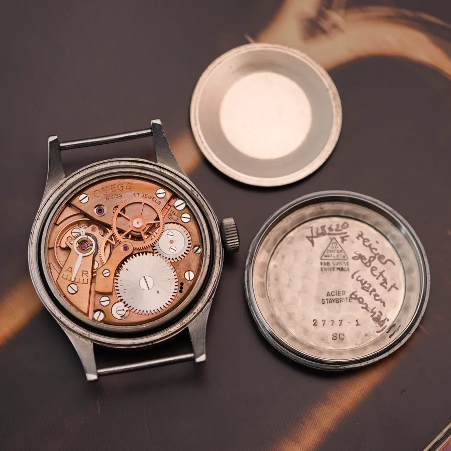 Omega British Military RAF 2777-1 SC - Thin Arrow Tritium - Omega Kaliber 283, Referenz 2777-1 SC im Boden, antimagnetische Abdeckung