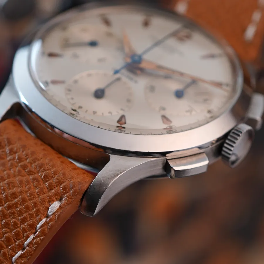 Universal Genève Compax 22493 Two-Tone Dial - crisp lugs