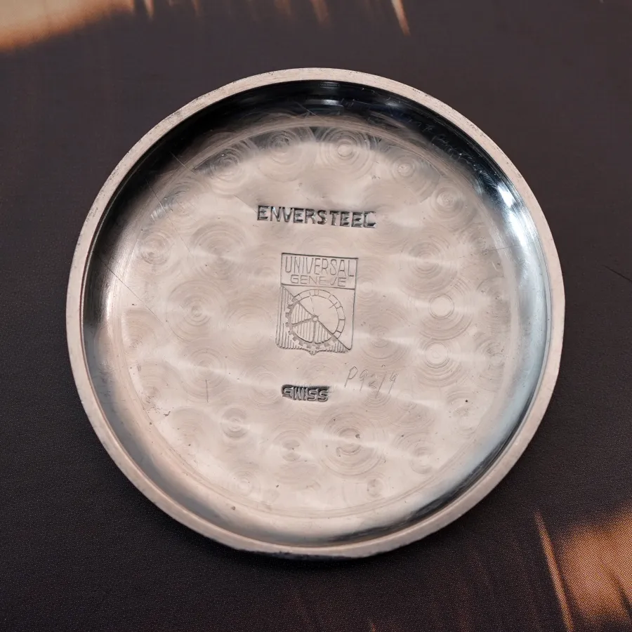 Universal Genève Compax 22493 Two-Tone Dial - correct engravings inside the back