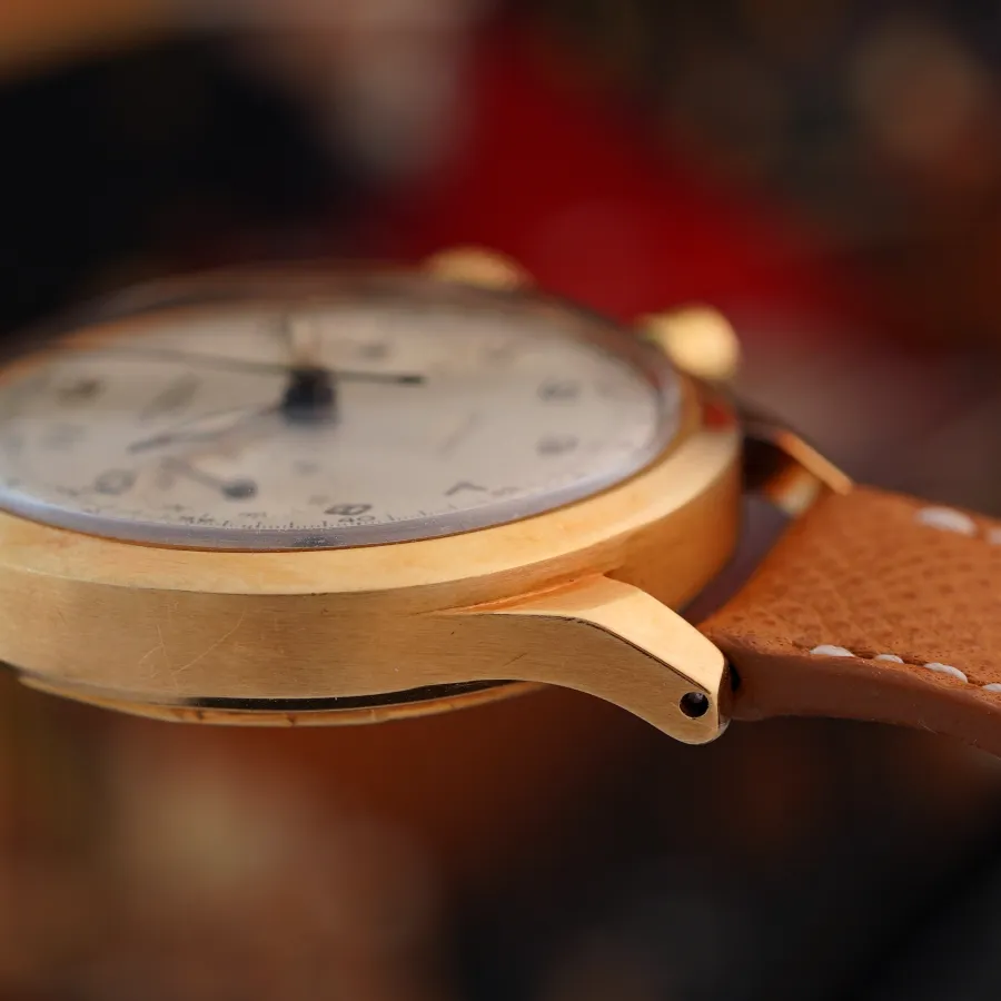 Universal Genève Compur 12482 Spillman Gold - beveled lugs of the spillman case
