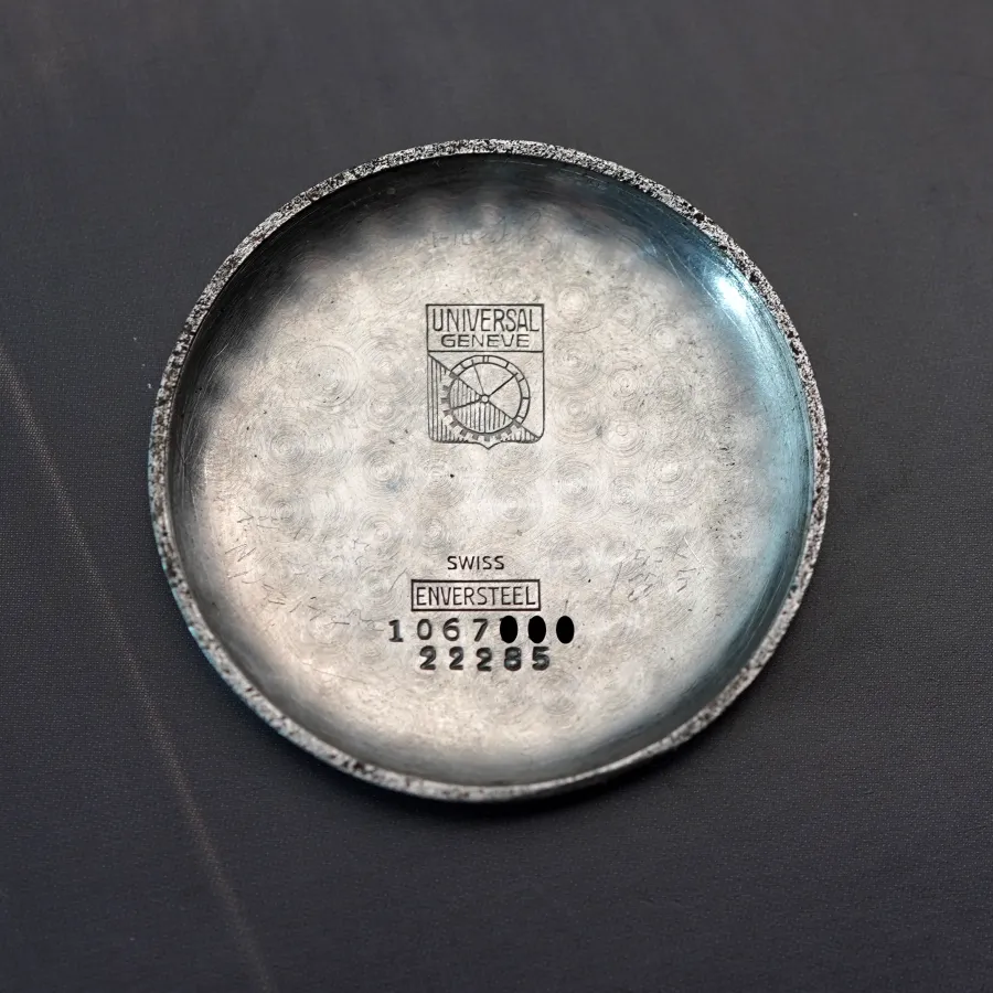 Universal Genève Aero-Compax 22285 - korrekte Gravuren im Gehäuse