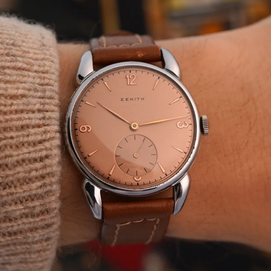 Zenith 1950s Dresswatch - Salmon Dial - idealer Begleiter für den Alltag – perfekt fürs Büro, zugleich aber voller authentischem Vintage-Charme