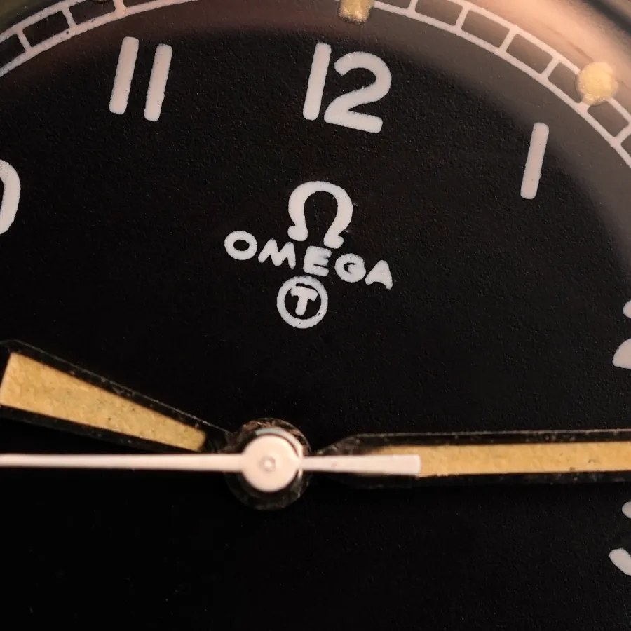 Omega British Military RAF 2777-1 SC - Fat Arrow - Omega Logo und das T-Zeichen für Tritium