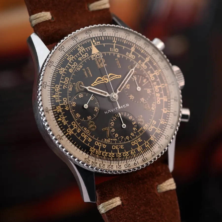 Breitling Navitimer 806 AOPA - intact bevels and lines of the case