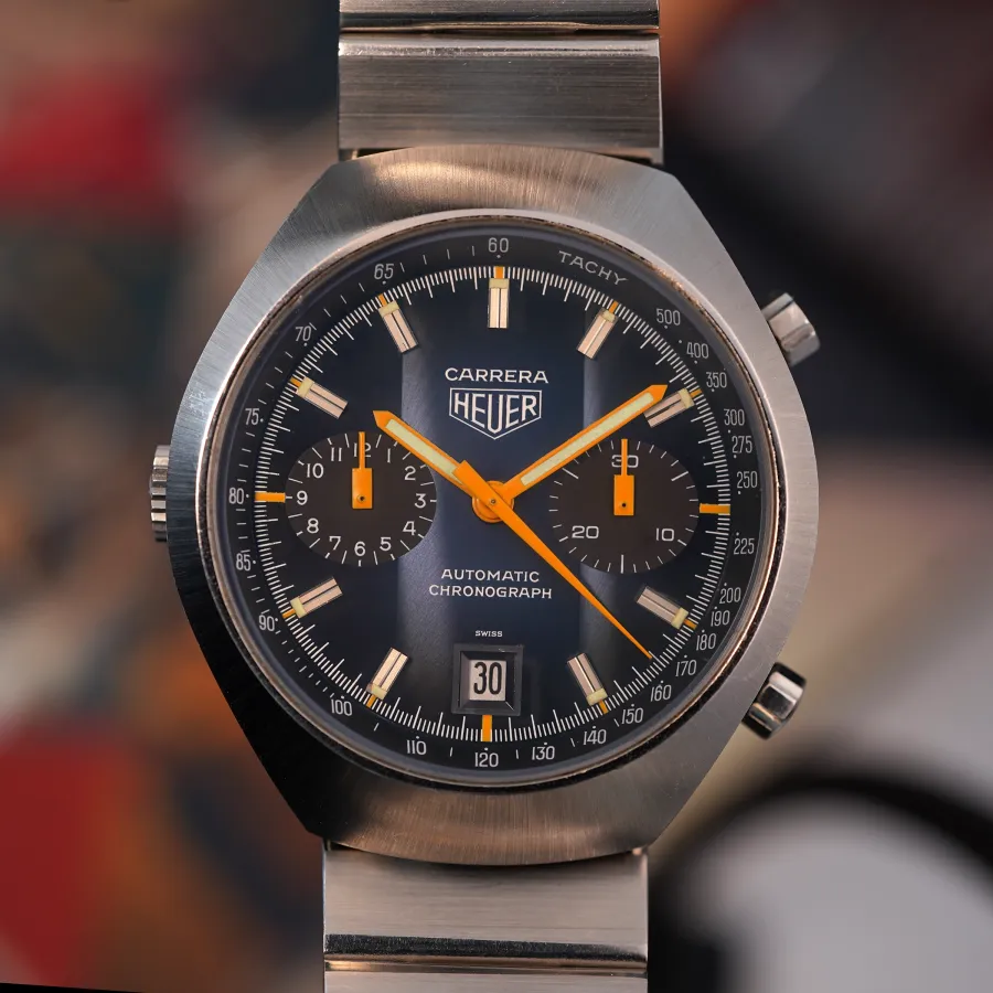 Heuer Carrera 110.573 Blue - faszinierender Look dank der Reflexionen im Licht