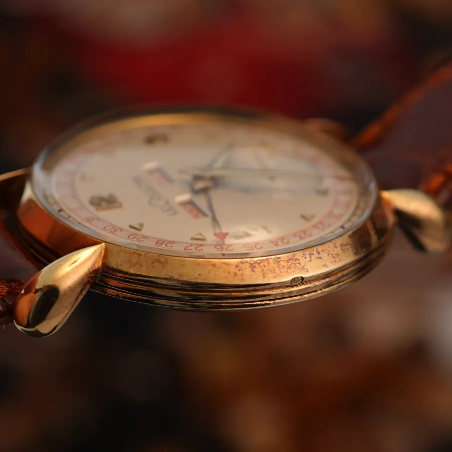 LeCoultre Triple Calendar 2721 - tiefe Punze an der Gehäuseflanke