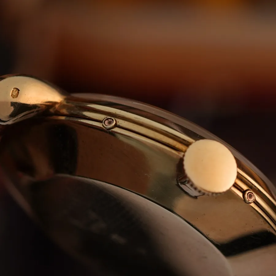 LeCoultre Triple Calendar 2721 - Tasten zum Stellen des Kalenders, tiefe Punze am Bandanstoß