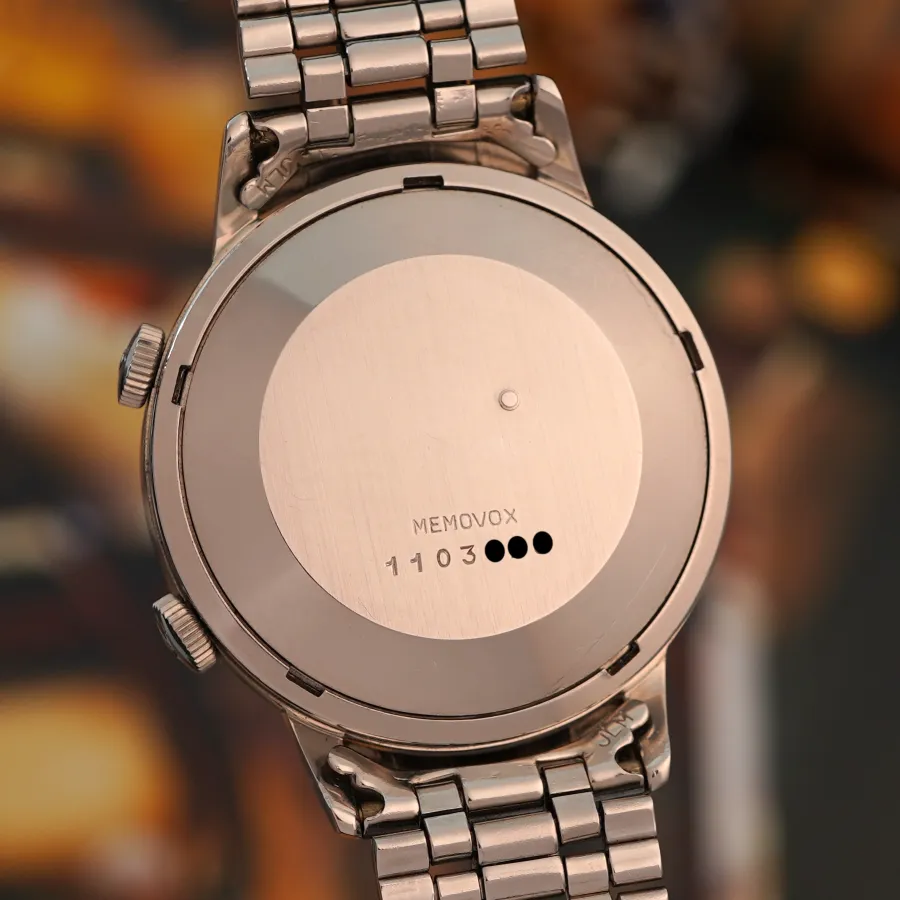 Jaeger-LeCoultre Memovox E855 Box und Papiere - Modellname 'MEMOVOX' und die Gehäusenummer auf dem Boden