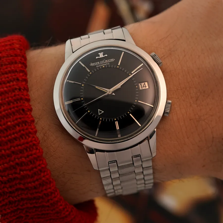 Jaeger-LeCoultre Memovox E855 Box und Papiere - 37 mm Edelstahl-Gehäuse wirkt dank des großen Zifferblatts sehr präsent am Handgelenk