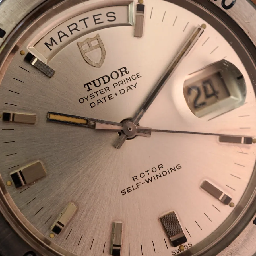 Tudor Date-Day 7020/0 - Jumbo - silberfarbenes Sonnenschliff-Zifferblatt in makellosem Zustand