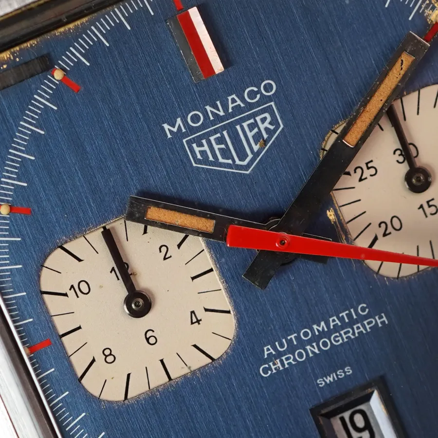 Heuer Monaco 1133B Transitional - Patina - variierende Blaunuancen im wechselnden Licht