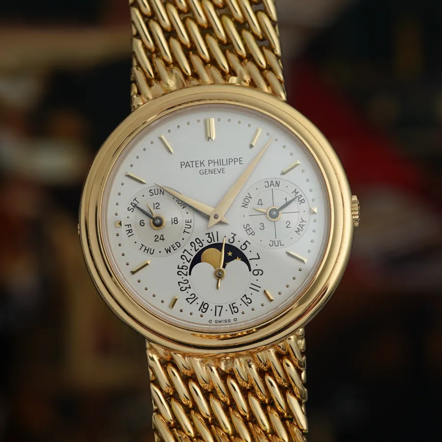 Patek Philippe Ewiger Kalender 3945/1 Original Accessories - 36 mm Gehäuse in 18k Gold mit einer Stufenlünette