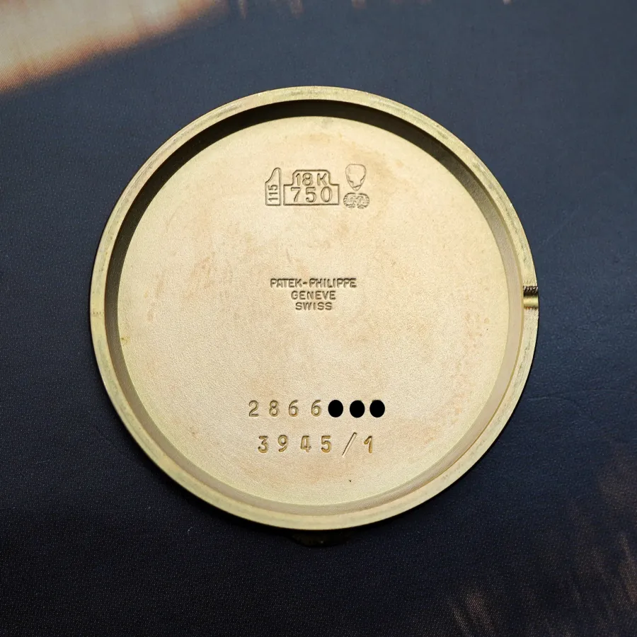 Patek Philippe Ewiger Kalender 3945/1 Original Accessories - Gehäusenummer, Referenznummer und Goldpunzen im Boden