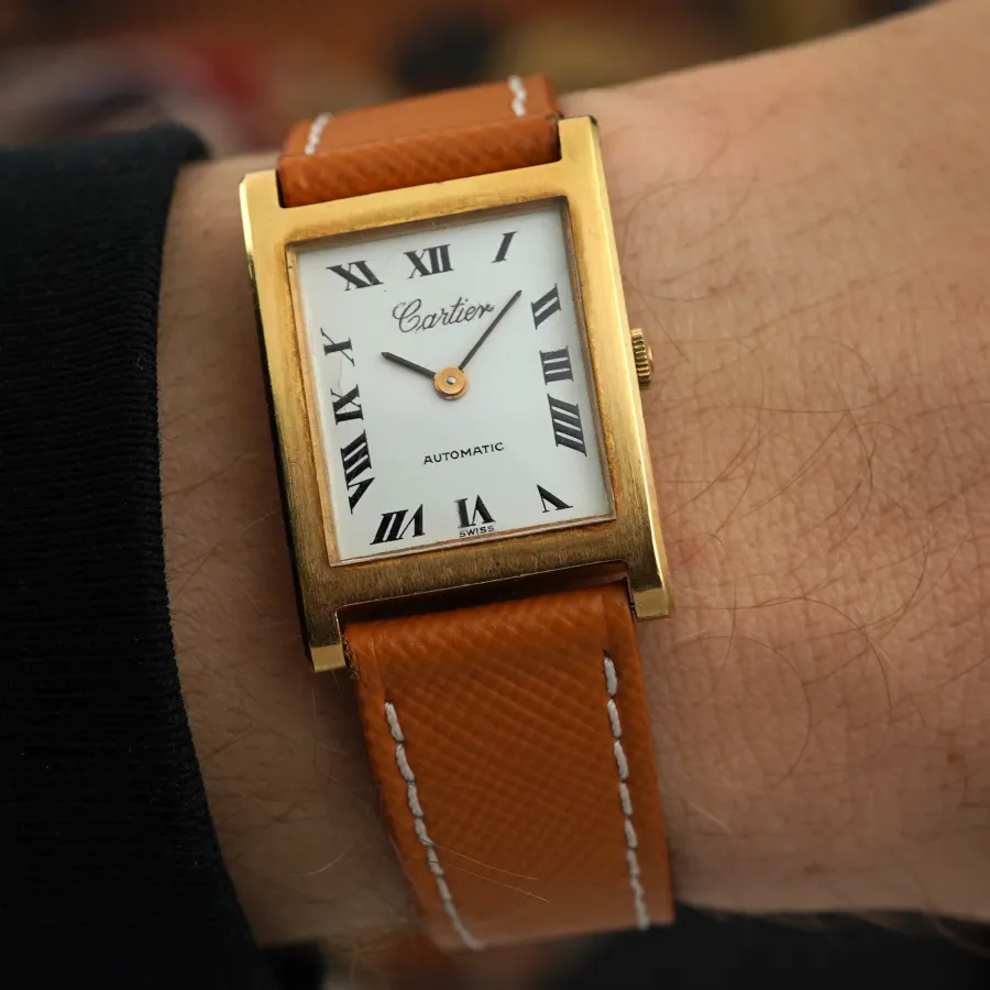 Universal Genève Tank 124102/03 Retailed By Cartier - die legendäre Tank in einer für Vintage-Sammler besonders reizvollen Konfiguration