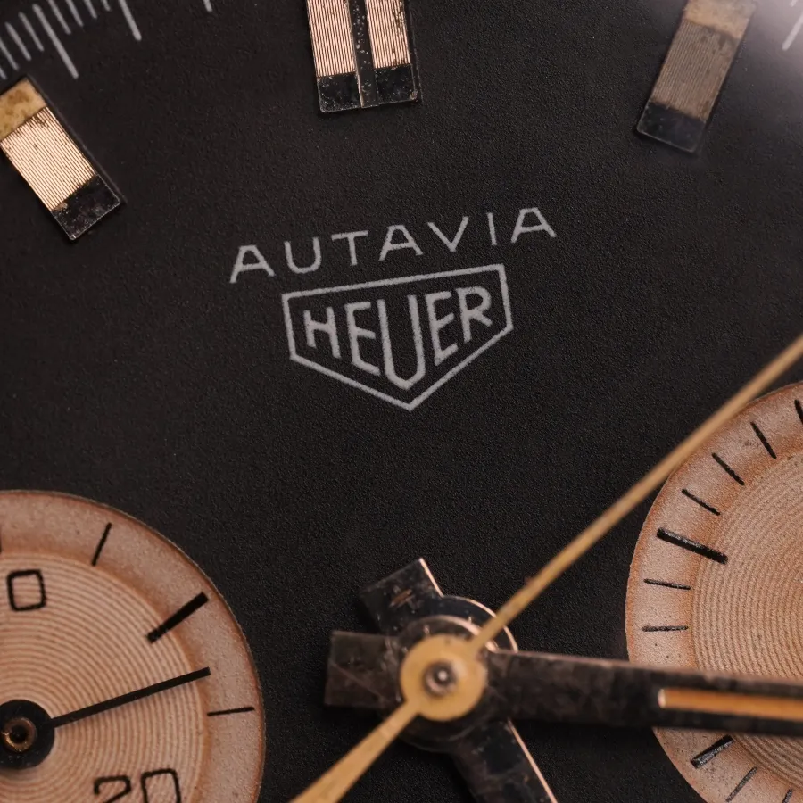 Heuer Autavia 2446C Reverse Panda Dial - perfekt erhaltene schwarz-matte Oberfläche