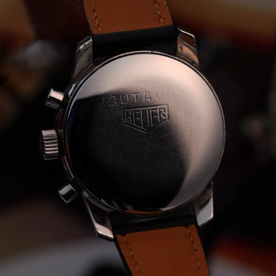 Heuer Autavia 2446C Reverse Panda Dial - sichtbare Gravuren auf dem Boden