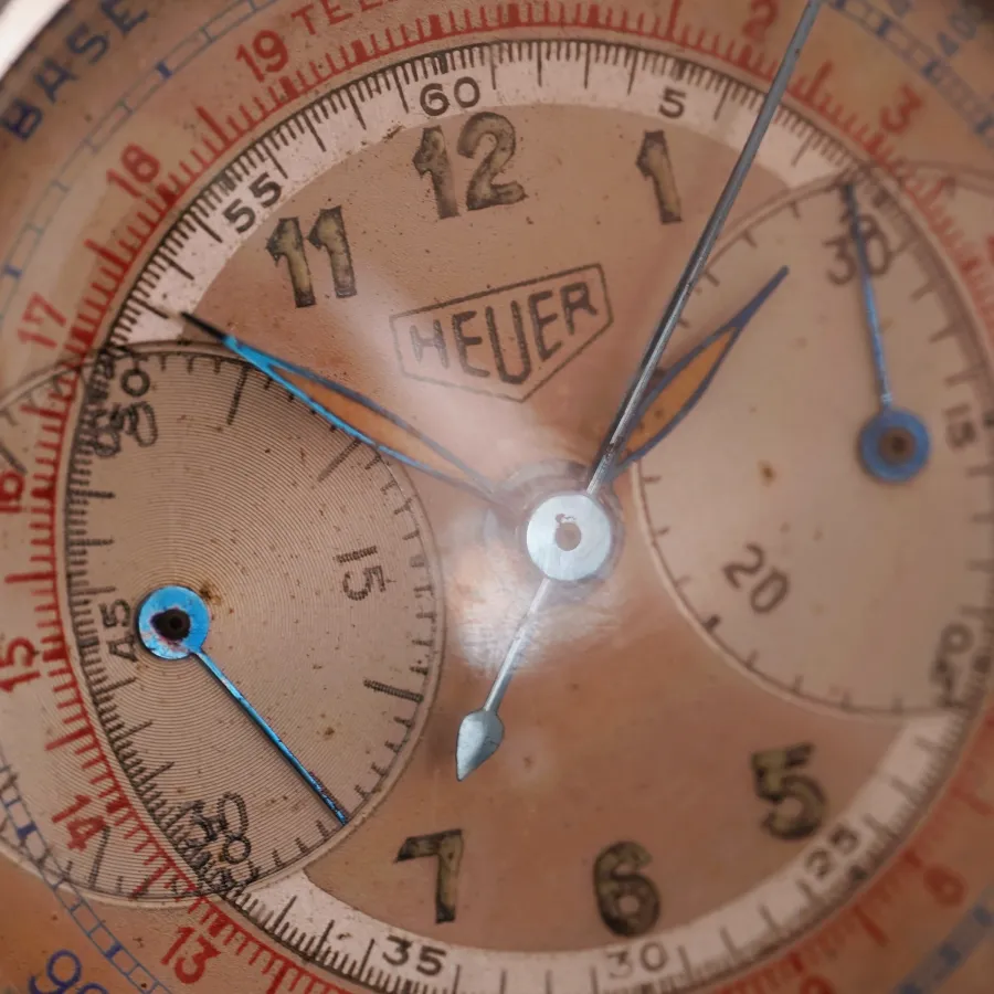 Heuer Pre-Carrera 2406 Two-Tone Multicolor Dial - elegant blau schimmernde Zeiger