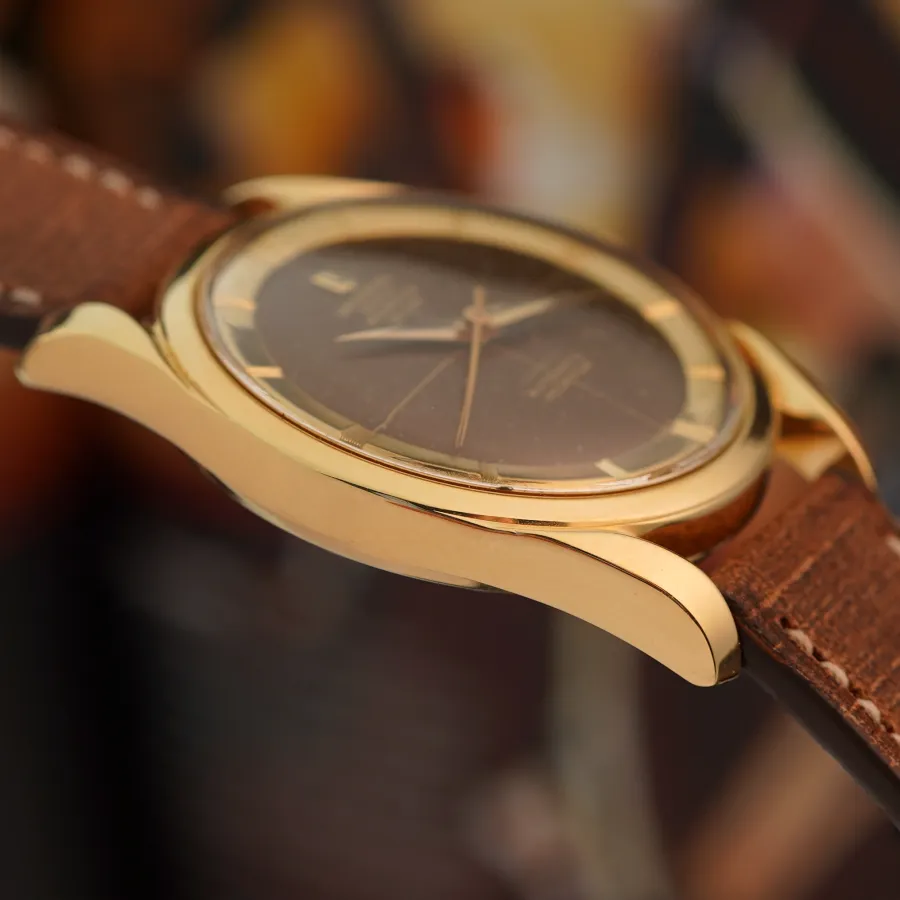 Universal Genève Polerouter De Luxe 10357/3 CHRONOMETER - scharfe Bandanstöße
