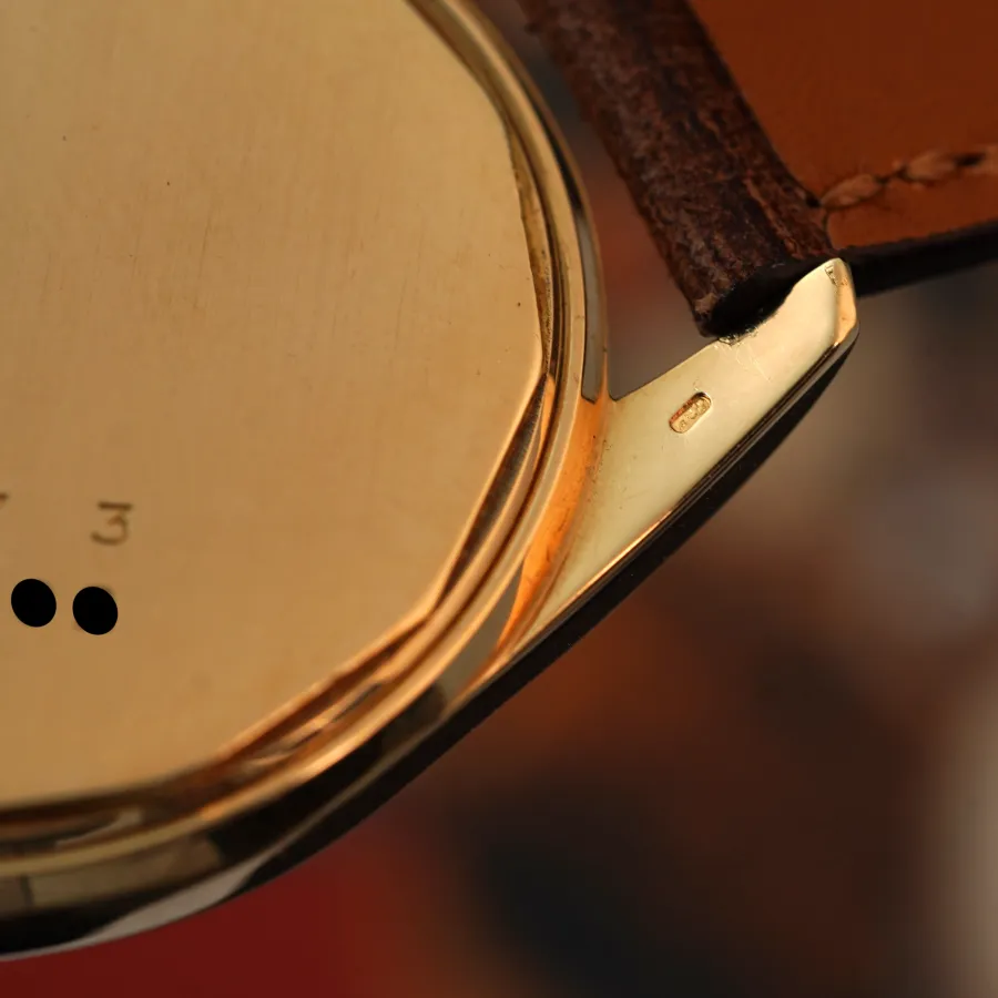 Universal Genève Polerouter De Luxe 10357/3 CHRONOMETER - tiefe Punzen hinter den Bandanstößen
