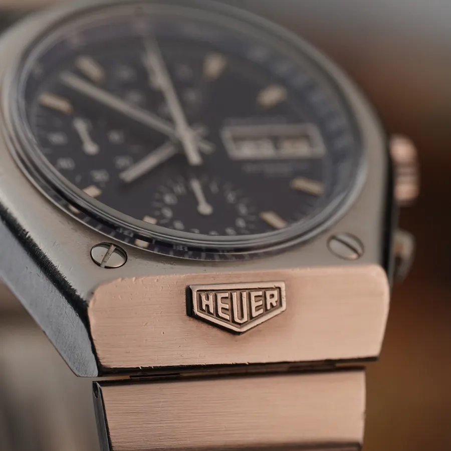 Heuer Kentucky 750.703 Blue Dial - markantes Heuer-Logo auf dem Gehäuse