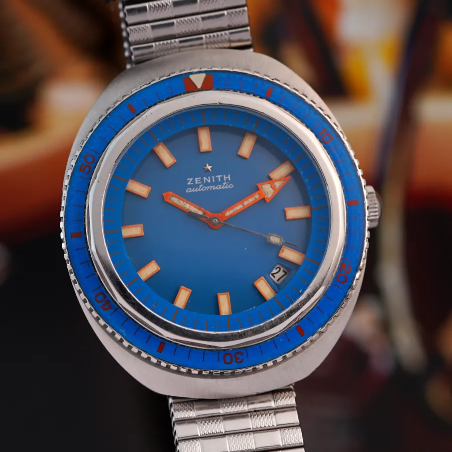 Zenith Diver A3637 Big Sea Blue - the bold case design with its striking Bakelite bezel