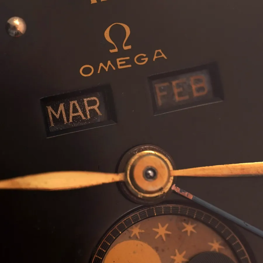 Omega Cosmic Triple Date Moonphase 2471/2 Black Dial - authentische Patina in den Kalenderanzeigen