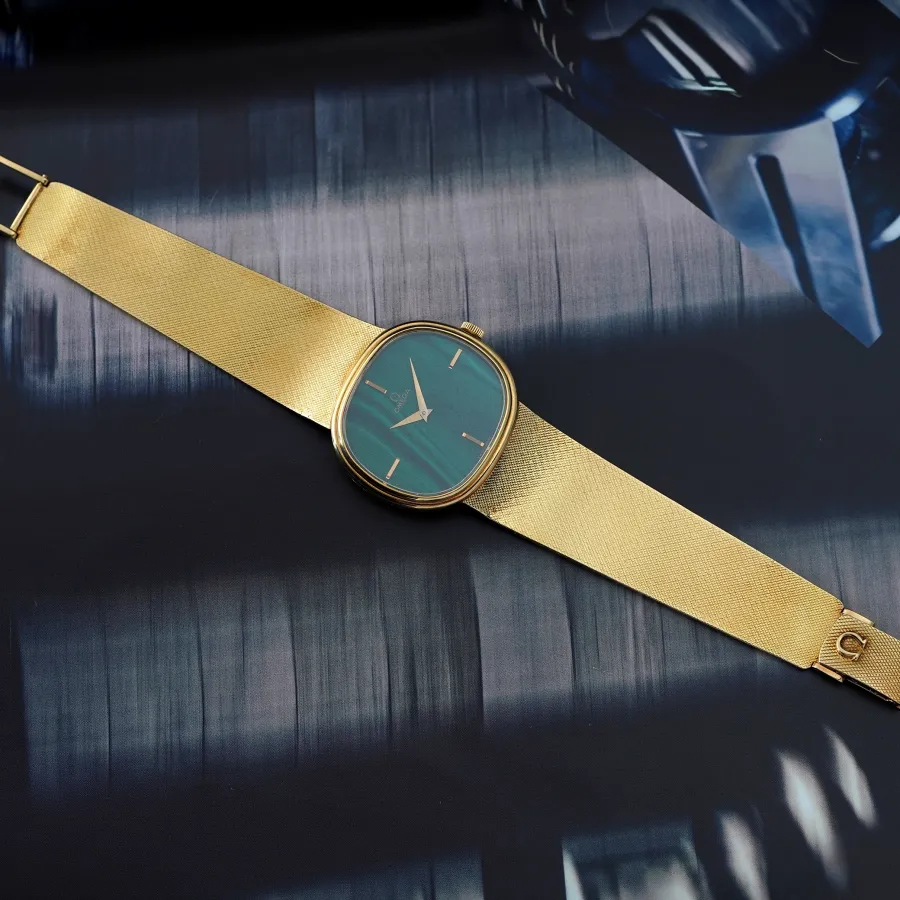 Omega DeVille 151.8383 Green Malachite - integrated 18k yellow-gold Milanese bracelet in excellent condition