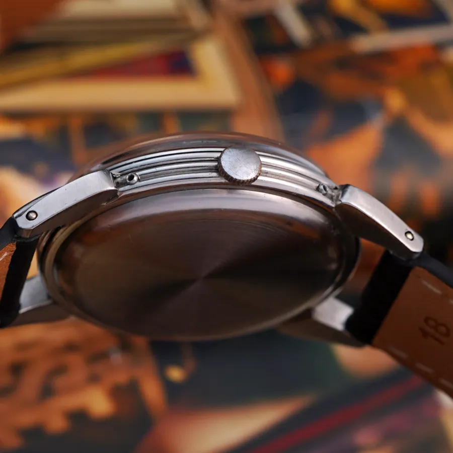 Movado Calendograph 14820 Triple Calendar - finely ribbed case flankes