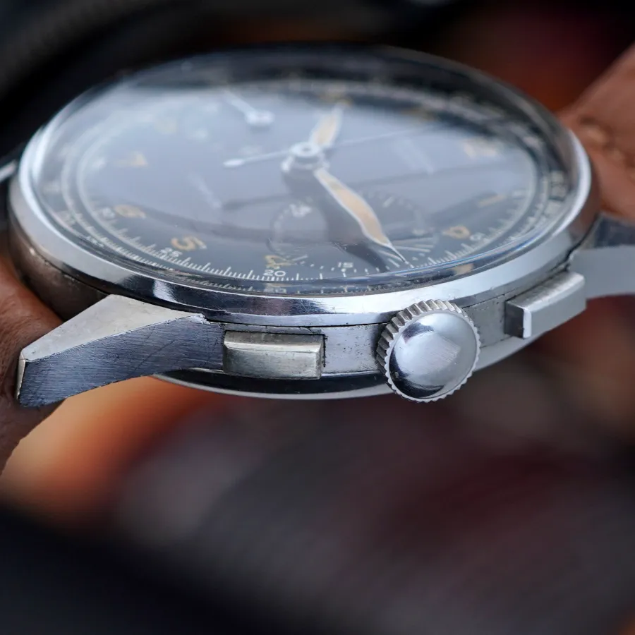 Universal Genève Compur 22519 - 37 mm - Black Dial - rechteckige Drücker