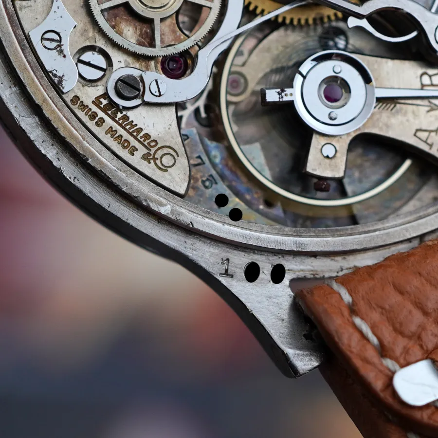 Eberhard Pre Extra Fort Split Seconds Chronograph White Dial - die Ziffern auf dem Bandanstoß entsprechen exakt den letzten drei Ziffern der Gehäusenummer im Boden