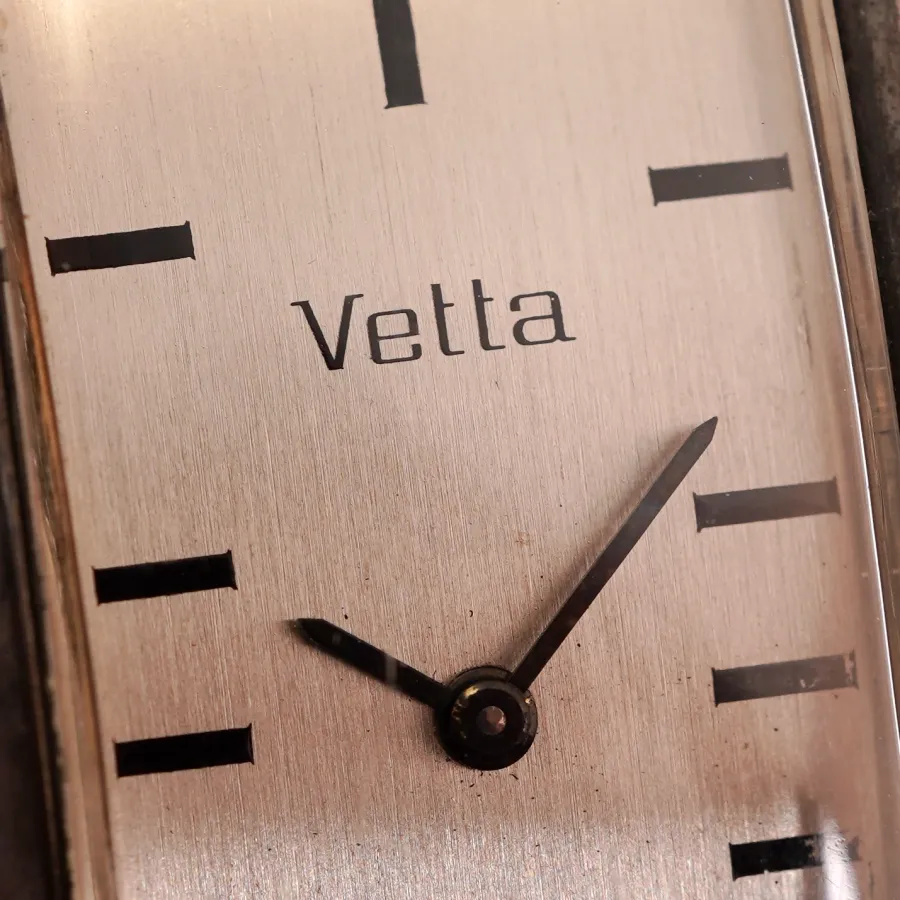 Vetta Allongée Sculptural 1970s Design - silver-colored dial with a fine vertical satin finish, preserved in great condition