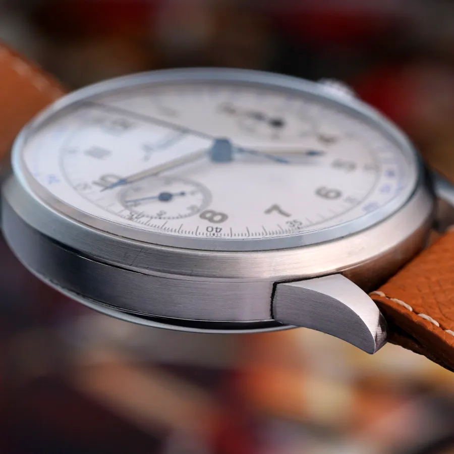 Minerva 1940s Pilot's Chronograph - 46&nbsp;mm - scharfe Bandanstöße