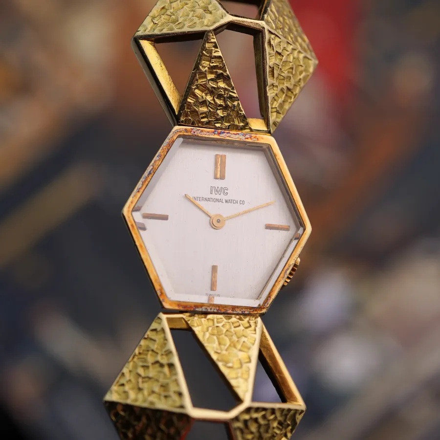 IWC R-148 – An Extraordinary 1970s Gold Jewelry Watch - dezente Oxidationsspuren, die auf eine lange, weitgehend unberührte Lagerung hindeuten