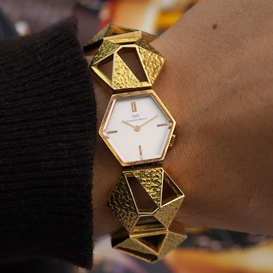 IWC R-148 – An Extraordinary 1970s Gold Jewelry Watch - Eine kunstvolle Verschmelzung von Schmuckdesign und Uhrmacherkunst