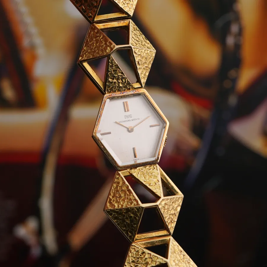IWC R-148 – An Extraordinary 1970s Gold Jewelry Watch - Das sechseckige Uhrengehäuse fügt sich harmonisch in das geometrische Design des Armbands ein