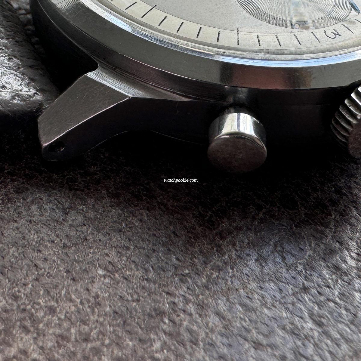 Vintage Universal Genève Compax 22499 Grey Ghost sold on watchPool24