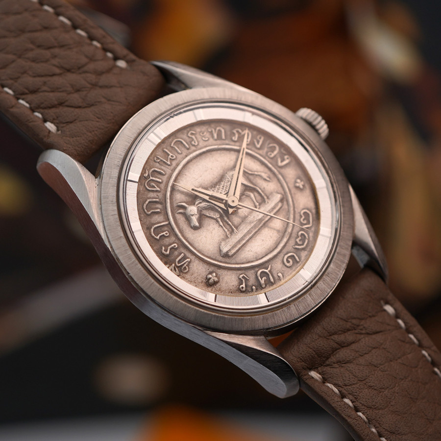 Universal Genève Polerouter 20217 - Thailand - 36mm stainless-steel case with bombe lugs