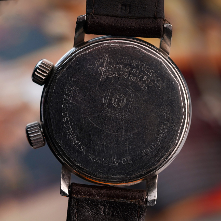 Elgé Super Compressor Diver - intact engravings on the back
